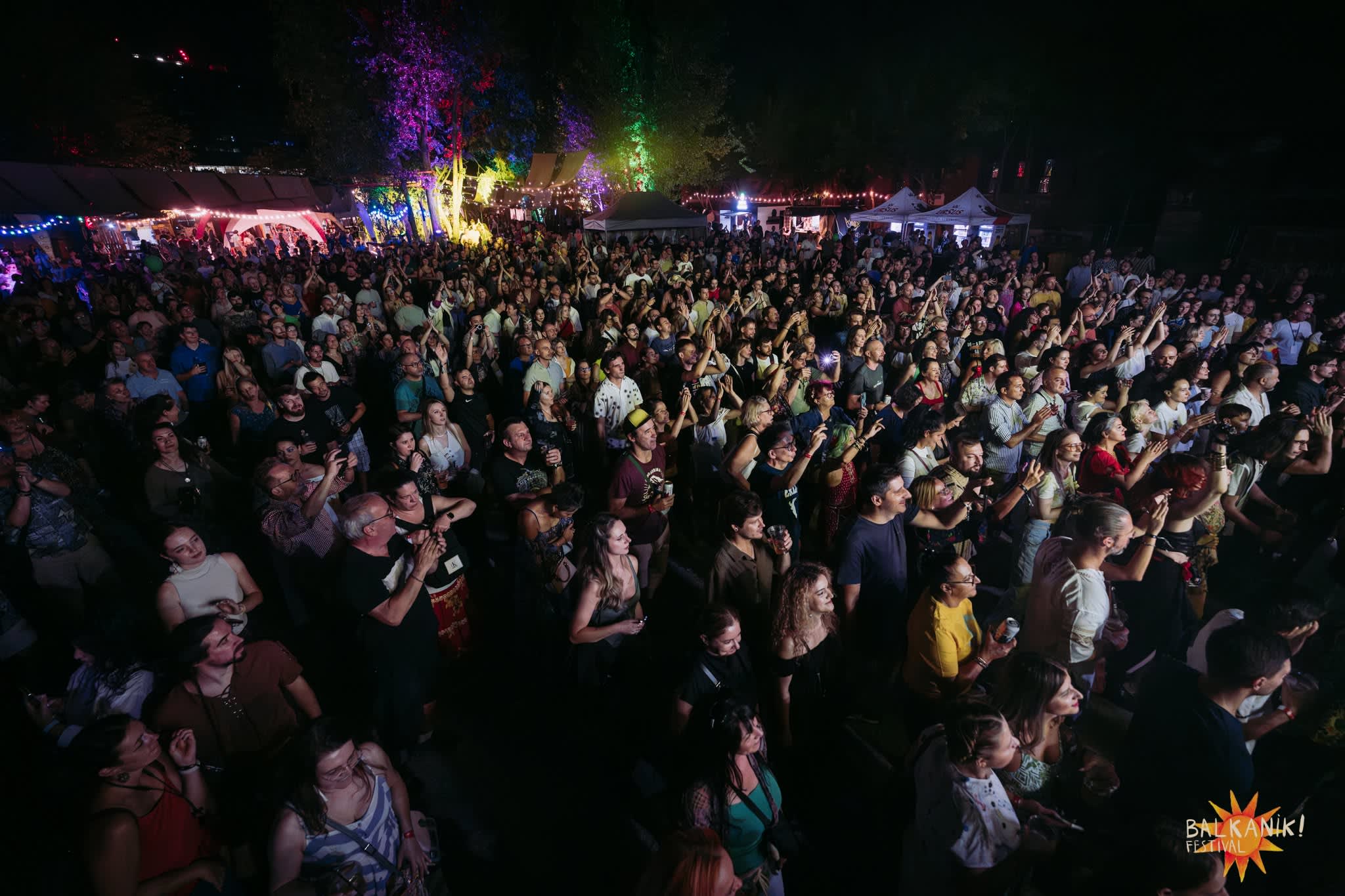 Scene din festivalul Balkanik pe malul Lacului Tei, artiști și public Scene din festivalul Balkanik pe malul Lacului Tei, artiști și public