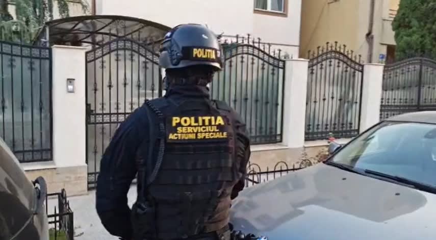 Polițiști constănțeni efectuează percheziții la domiciliu