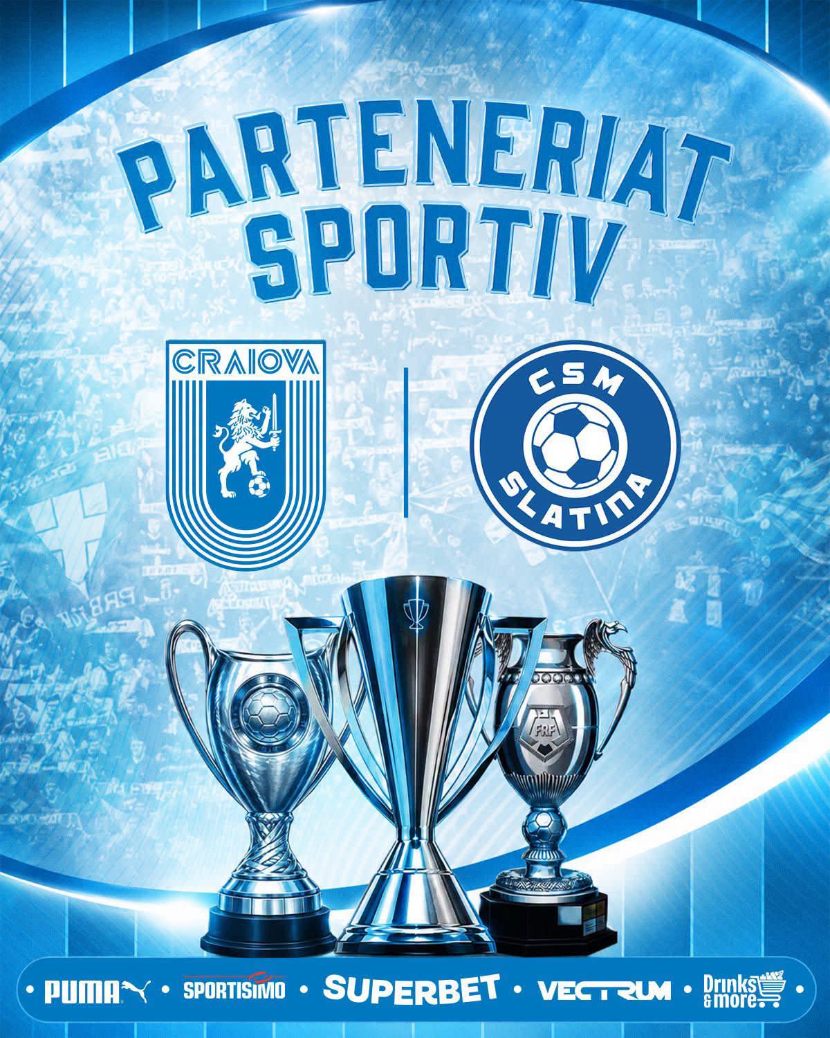 Fotbaliști tineri în acțiune pe terenul de fotbal din Oltenia Fotbaliști tineri în acțiune pe terenul de fotbal din Oltenia