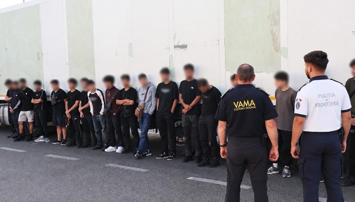 18 migranți din Siria și Irak, descoperiți ascunși într-un tir la Calafat