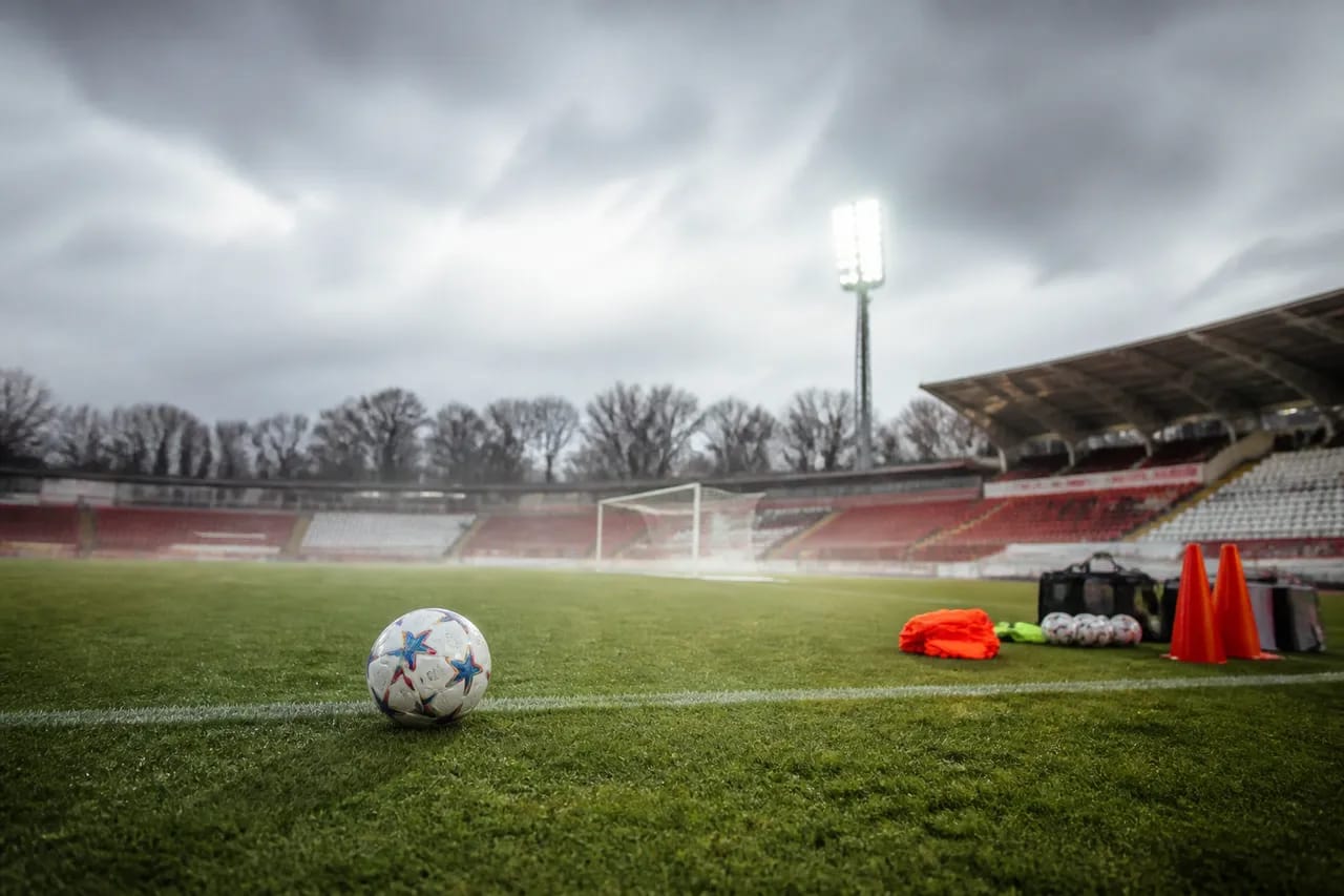 Jucător de fotbal francez în acțiune, transfer de club Jucător de fotbal francez în acțiune, transfer de club