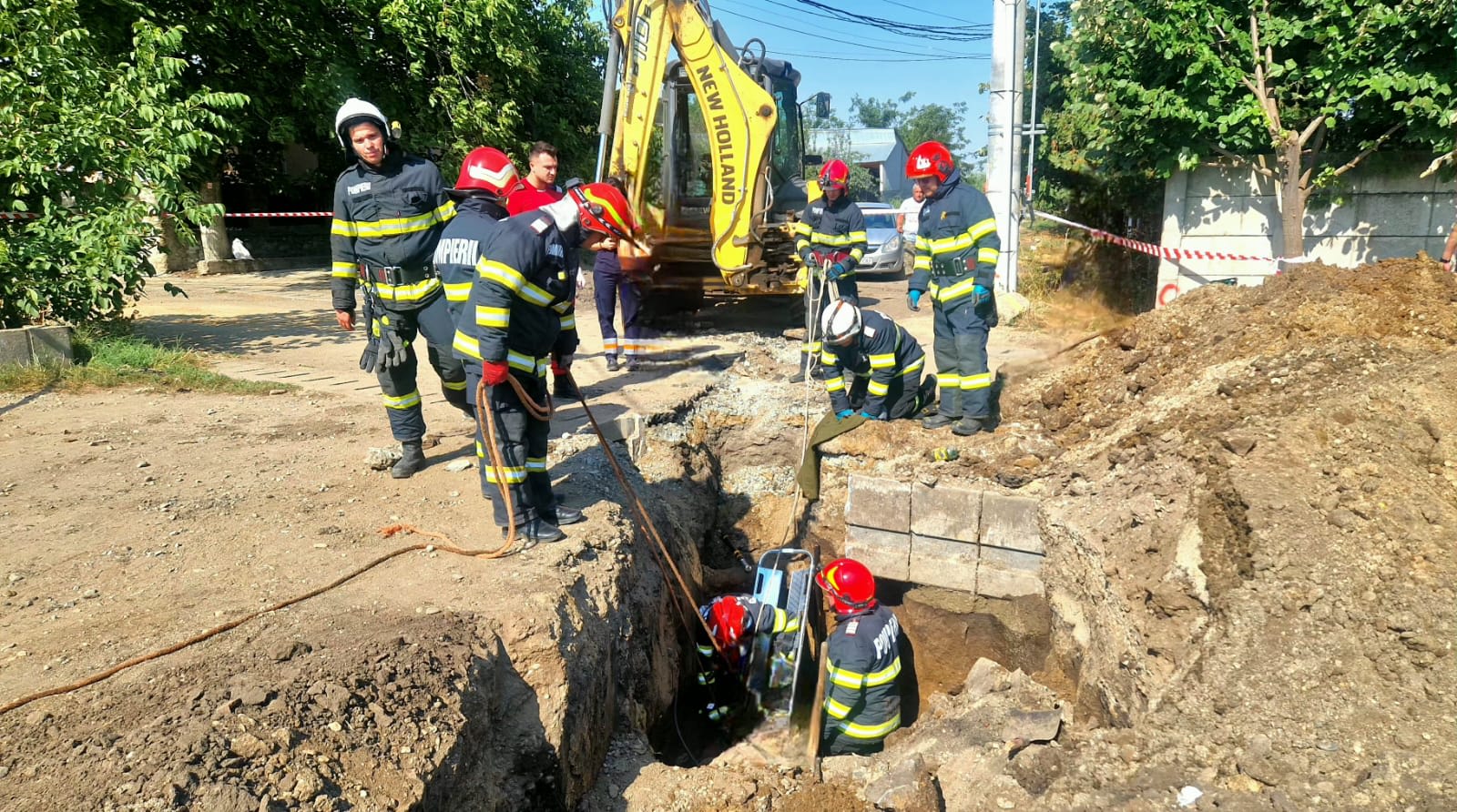 Echipaj de pompieri extrăgând un bărbat prins sub pământ în Nanov Echipaj de pompieri extrăgând un bărbat prins sub pământ în Nanov