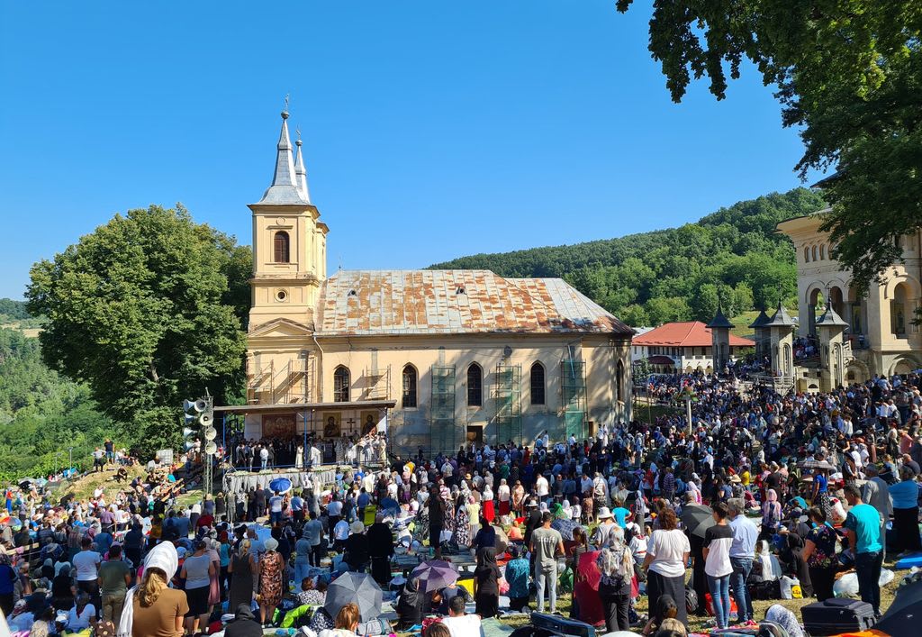 Credincioși participând la procesiune la Mănăstirea Nicula