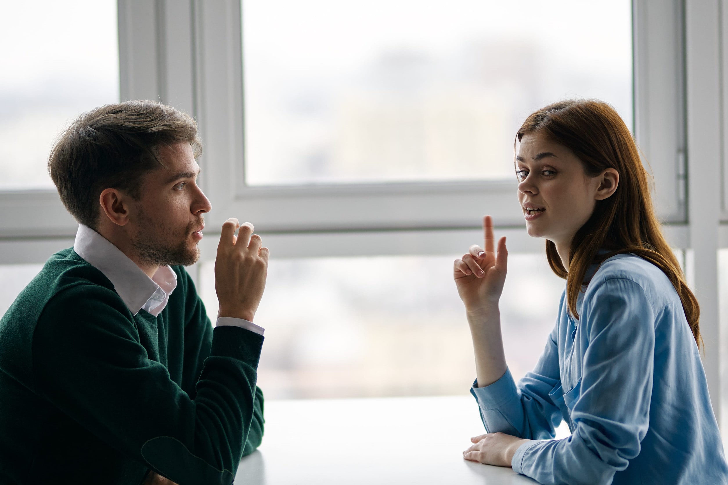 O persoană zâmbitoare în conversație cu altcineva pe o stradă din România O persoană zâmbitoare în conversație cu altcineva pe o stradă din România