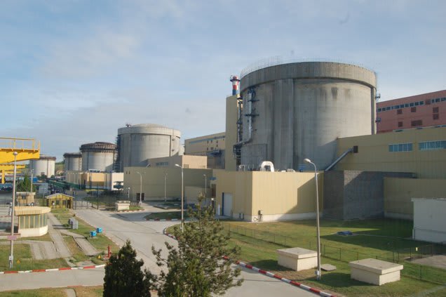 Centrala nucleară de la Cernavodă în funcționare, pe fundal cer senin Centrala nucleară de la Cernavodă în funcționare, pe fundal cer senin