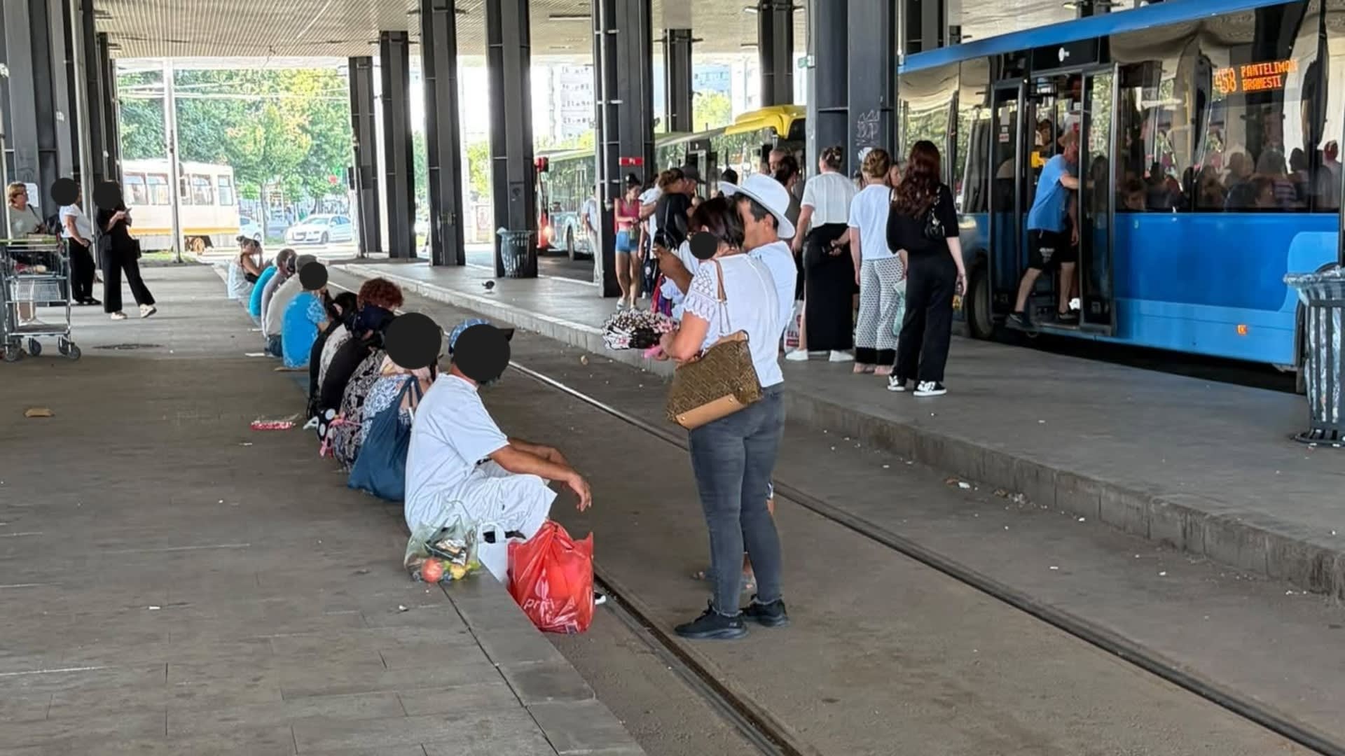 O femeie stând pe bordură la capătul de linie al tramvaiului 14 din Pantelimon O femeie stând pe bordură la capătul de linie al tramvaiului 14 din Pantelimon