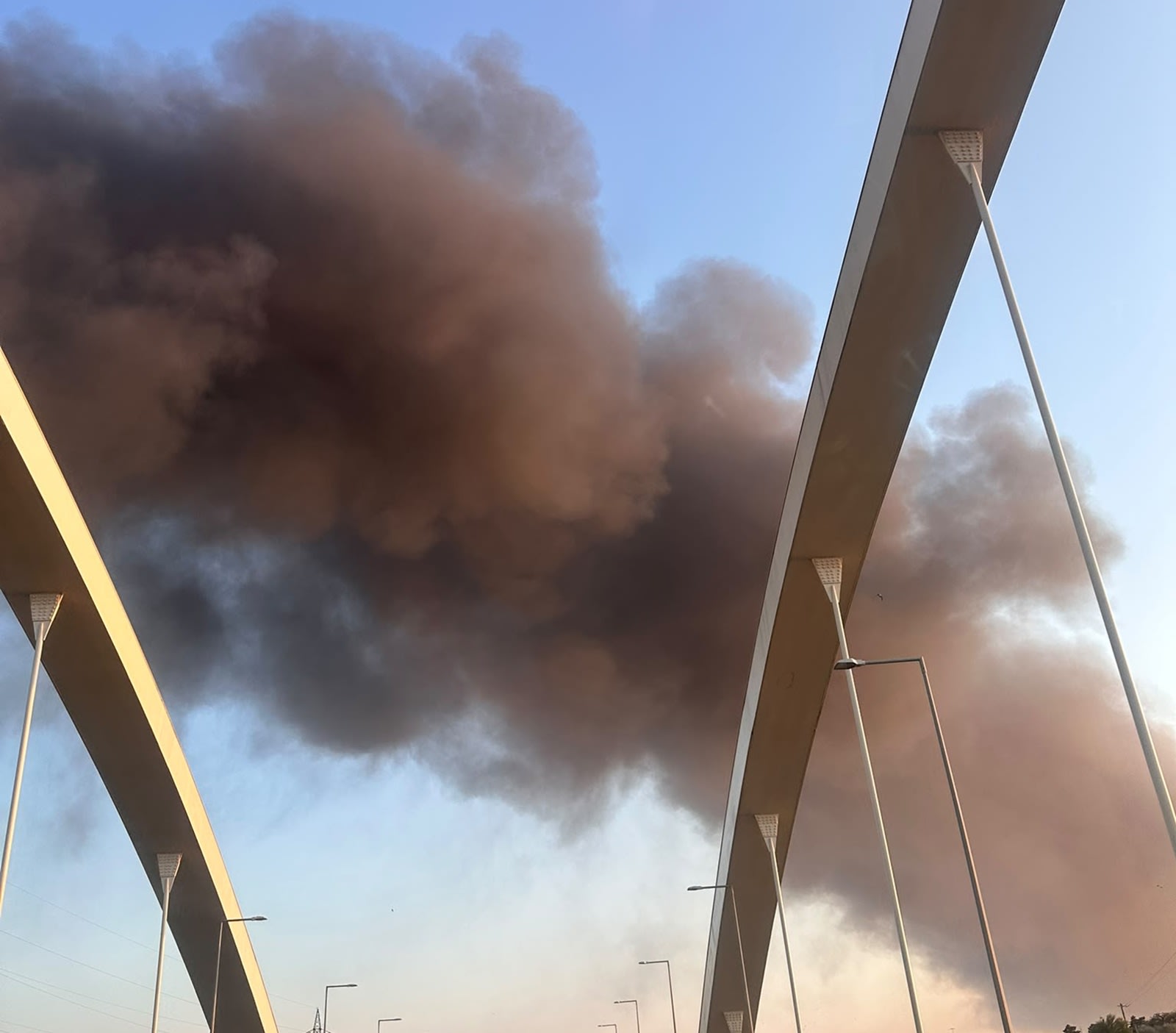 Incendiu major în Lumina: degajări mari de fum și gaze, autoritățile emit alertă extremă