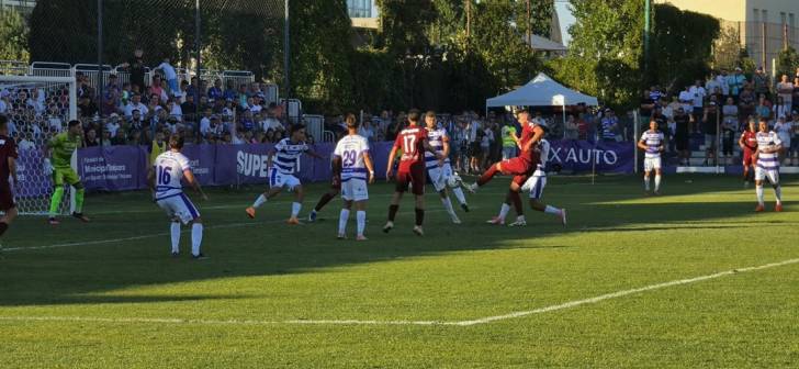 Jucători de fotbal în acțiune pe terenul din Timișoara Jucători de fotbal în acțiune pe terenul din Timișoara