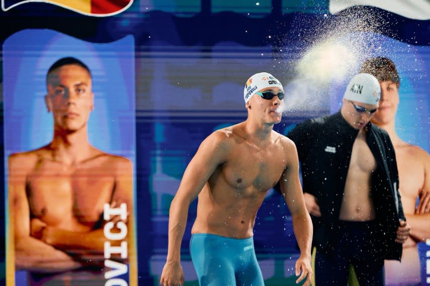 David Popovici în timpul cursei de 100 m liber la Europenele de la Paris
