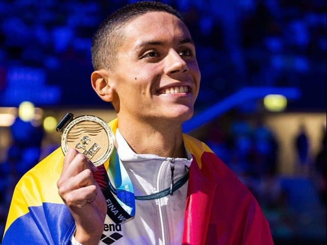 David Popovici câștigând medalia de aur la natație David Popovici câștigând medalia de aur la natație