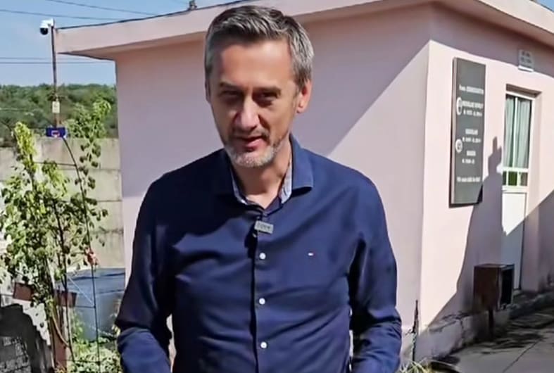 Primarul Mario De Mezzo discutând despre respectul pentru morți Primarul Mario De Mezzo discutând despre respectul pentru morți