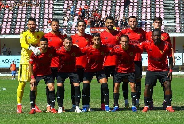 Jucători de fotbal CSM Reșița celebrând victoria Jucători de fotbal CSM Reșița celebrând victoria