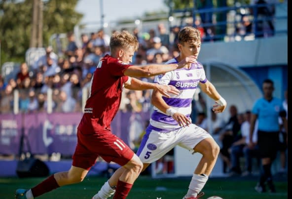 Jucători de fotbal în acțiune pe terenul din Timișoara Jucători de fotbal în acțiune pe terenul din Timișoara