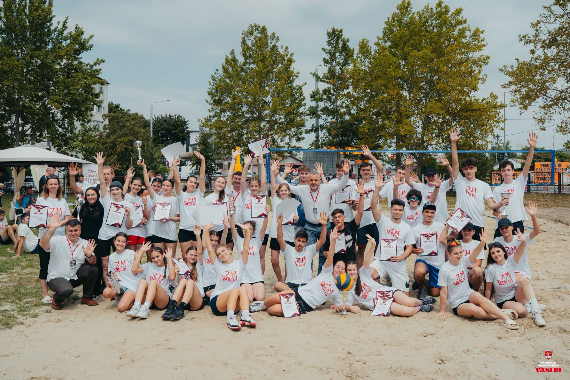 Tineri participând la competiții sportive și expoziție de artă în centrul Vasluiului Tineri participând la competiții sportive și expoziție de artă în centrul Vasluiului
