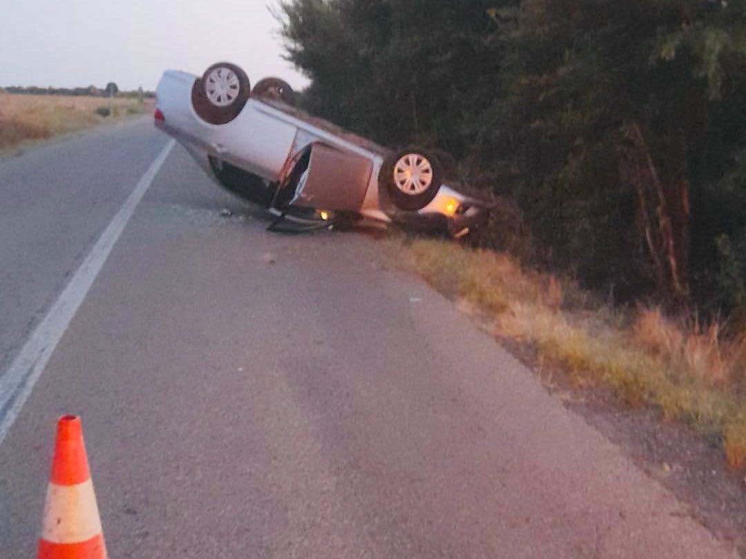 Mașină răsturnată pe DN 59B în Timiș, echipaje de poliție și drumuri naționale Mașină răsturnată pe DN 59B în Timiș, echipaje de poliție și drumuri naționale