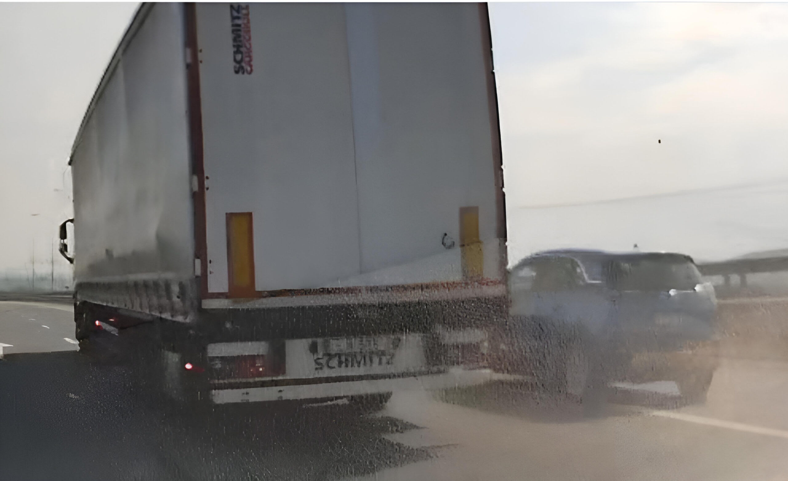 Mașini pe autostrada A2 cu trafic intens și bandă de urgență Mașini pe autostrada A2 cu trafic intens și bandă de urgență