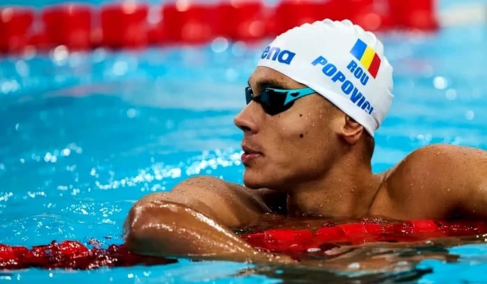 David Popovici în costum de înot, zâmbind în România David Popovici în costum de înot, zâmbind în România