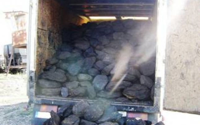 Camion de cărbune lignit în carieră în Vâlcea Camion de cărbune lignit în carieră în Vâlcea