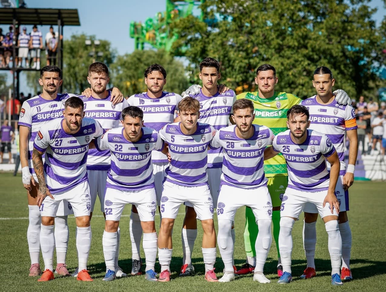 Jucători de fotbal în acțiune pe terenul din Timișoara Jucători de fotbal în acțiune pe terenul din Timișoara