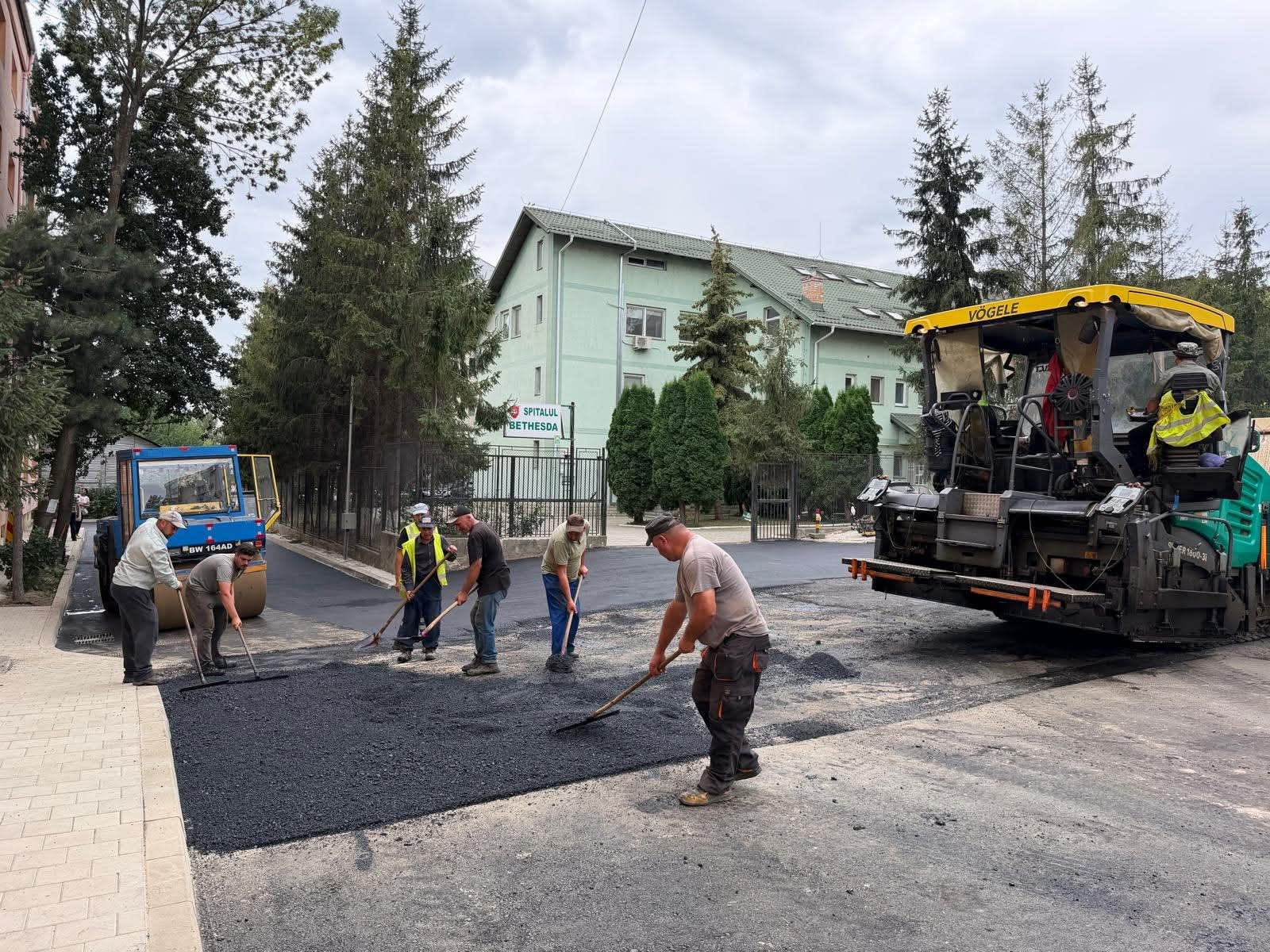 Primarul Vasile Rîmbu inspectând lucrările de modernizare în Suceava Primarul Vasile Rîmbu inspectând lucrările de modernizare în Suceava
