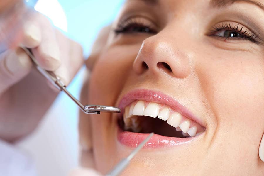 Elevi de liceu în clasă, învățând despre igiena dentară Elevi de liceu în clasă, învățând despre igiena dentară