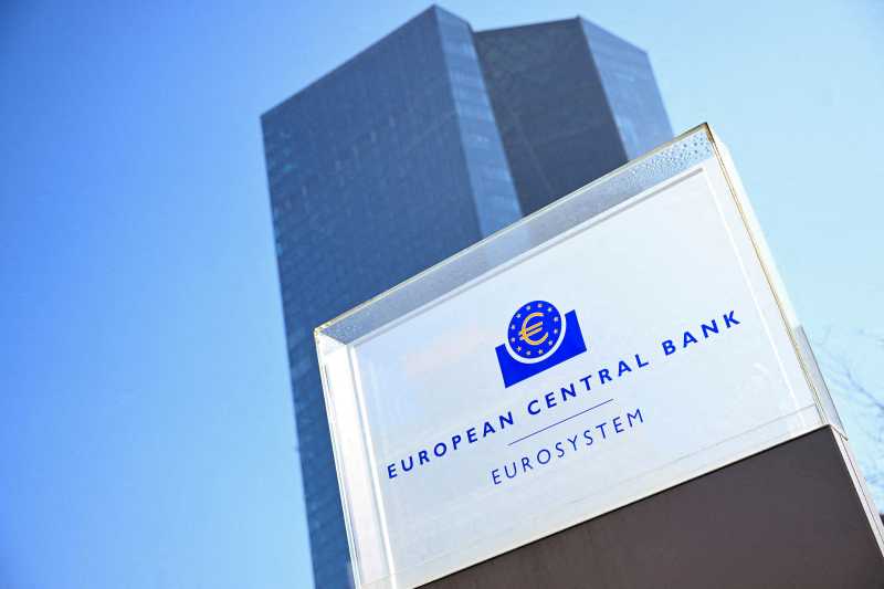 Bancnote și logo-uri bancare europene, simbol al fuziunii financiare Bancnote și logo-uri bancare europene, simbol al fuziunii financiare