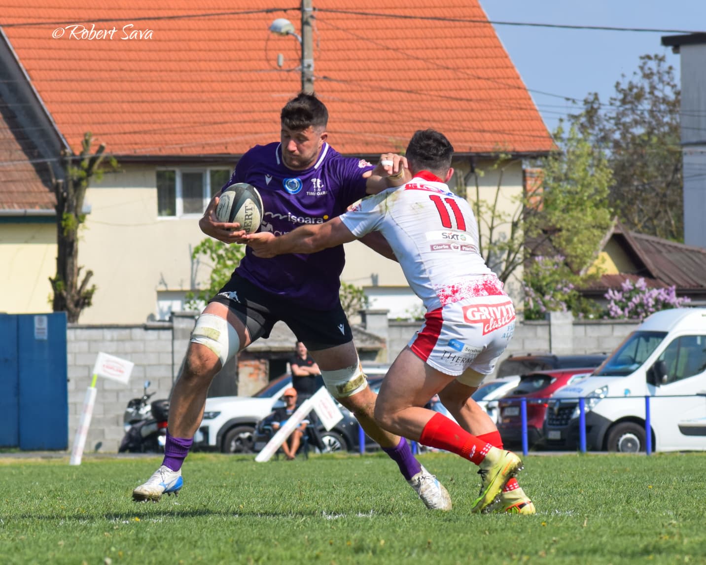 Jucători de rugby în acțiune pe stadionul din București Jucători de rugby în acțiune pe stadionul din București