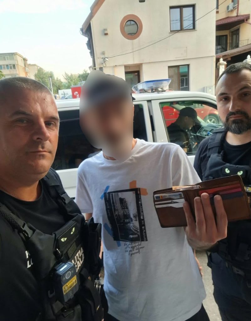 Polițiști locali recuperând un portofel pe strada Violetelor din Pitești Polițiști locali recuperând un portofel pe strada Violetelor din Pitești