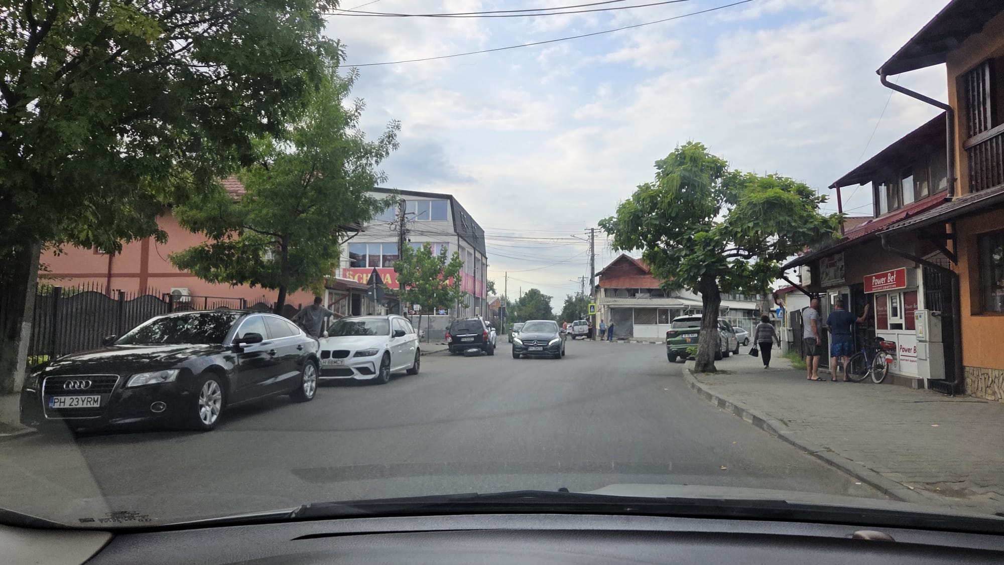 Un accident spectaculos în Urlați: un Audi a avariat două mașini și s-a oprit în zidul unui restaurant