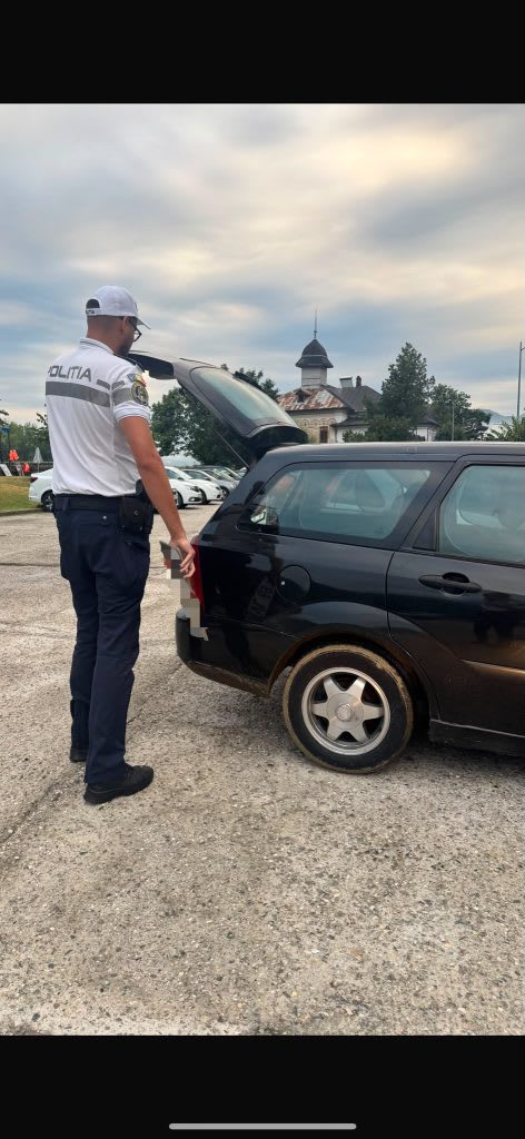 Polițiștii din Vâlcea au sancționat un transport ilegal de persoane pe DN7, cu amendă și mașină indisponibilizată
