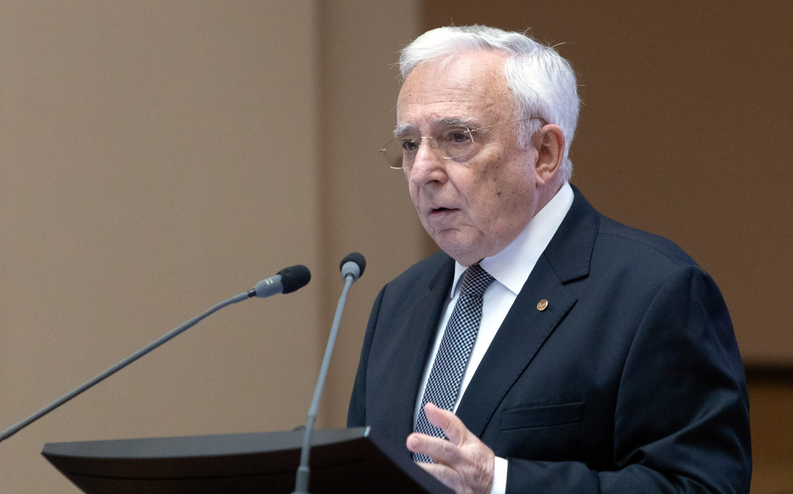 Guvernatorul Mugur Isărescu în conferință despre cursul leu-euro Guvernatorul Mugur Isărescu în conferință despre cursul leu-euro