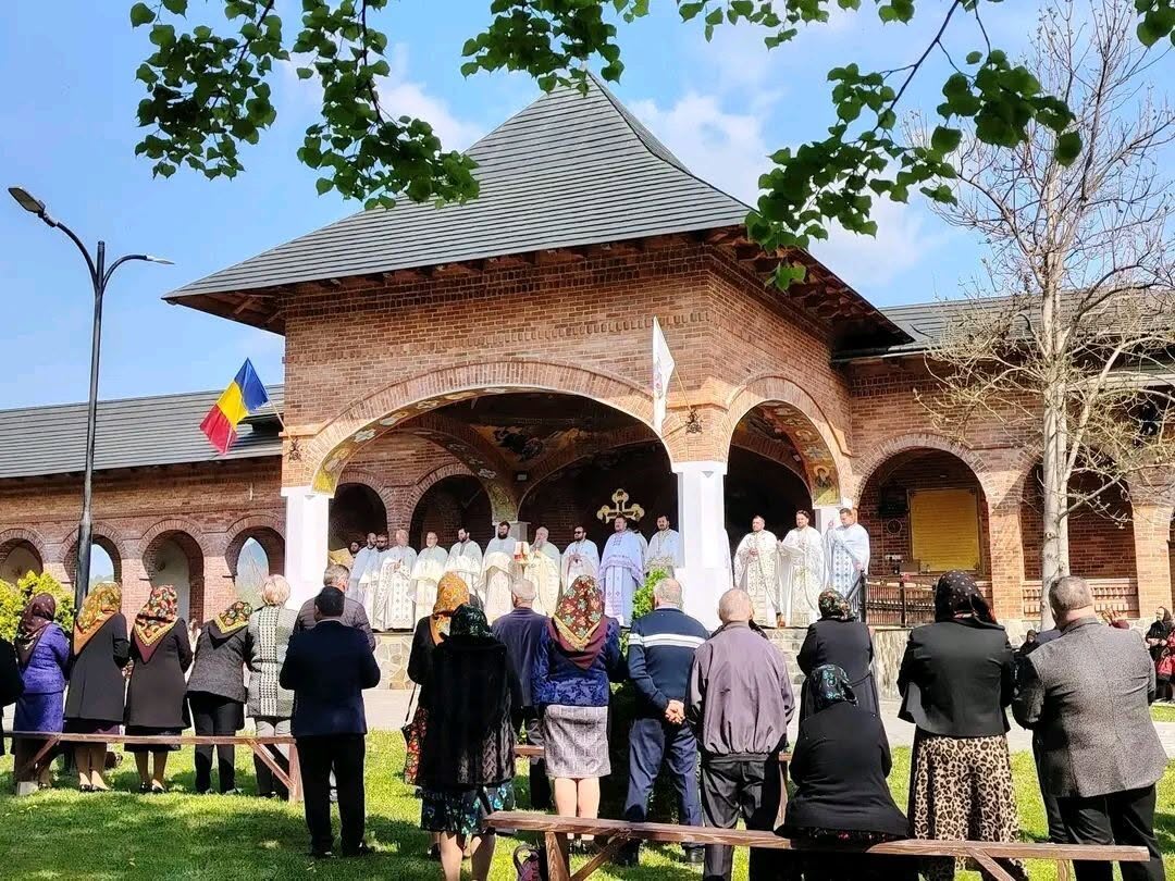Credincioși în rugăciune la Mănăstirea Bixad de Sfânta Maria Credincioși în rugăciune la Mănăstirea Bixad de Sfânta Maria
