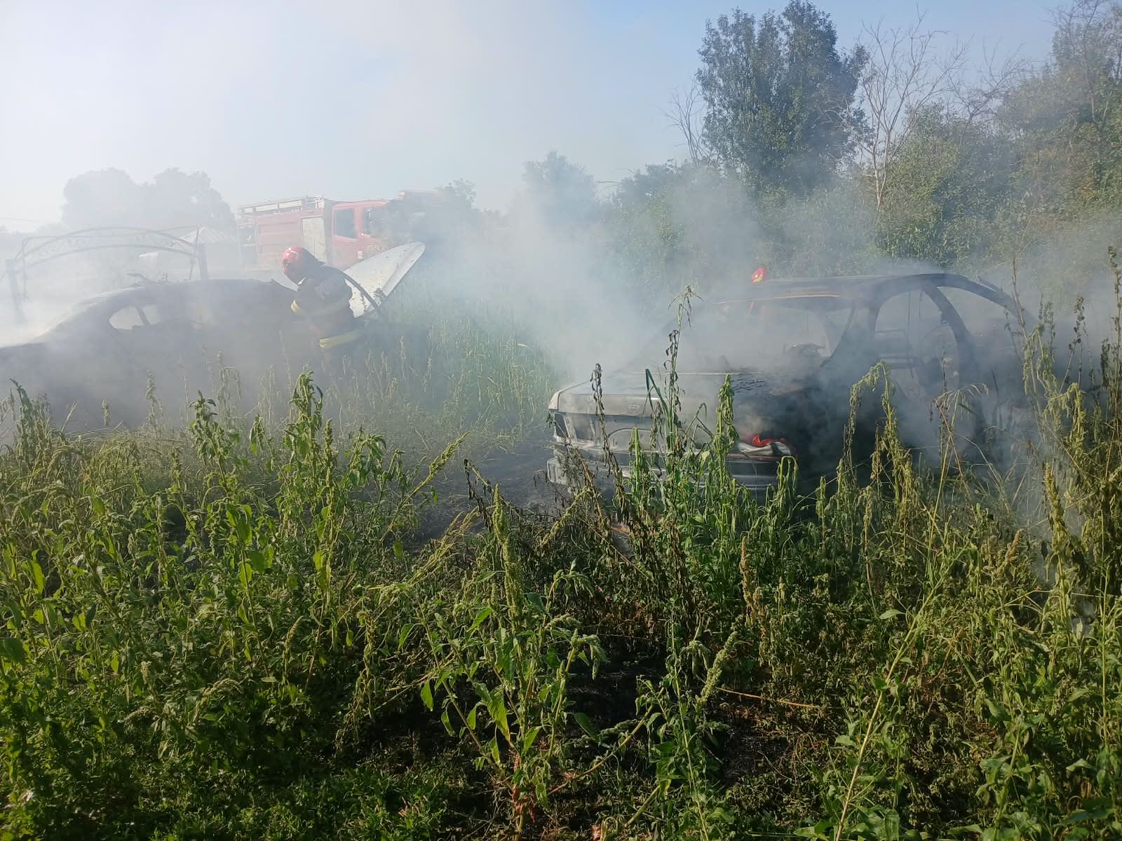 Pompieri în acțiune stingând un incendiu la o locuință din Teleorman Pompieri în acțiune stingând un incendiu la o locuință din Teleorman