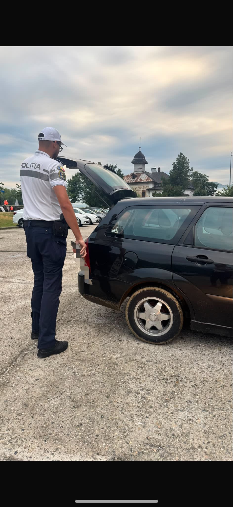 Polițiști rutieri verificând un autovehicul pe DN 7 în Vâlcea Polițiști rutieri verificând un autovehicul pe DN 7 în Vâlcea
