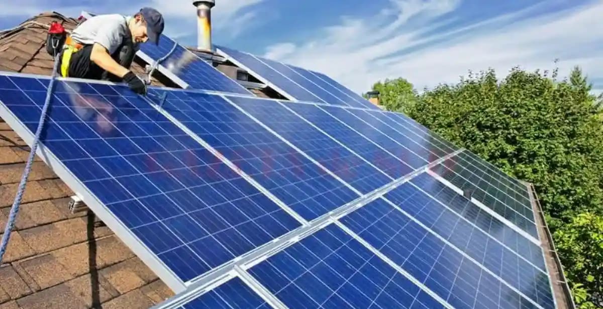 Guvernul alocă 400 milioane de lei pentru baterii de stocare a energiei, până la 15.000 de lei per sistem
