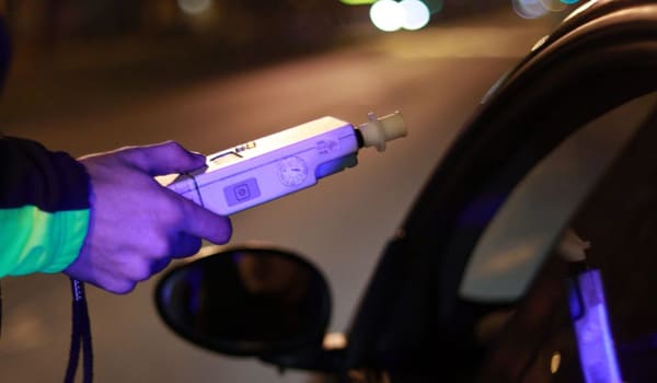 Polițiștii din Bozovici au oprit o autoutilitară condusă de un șofer băut, fără ITP și RCA, în 12 august 2026