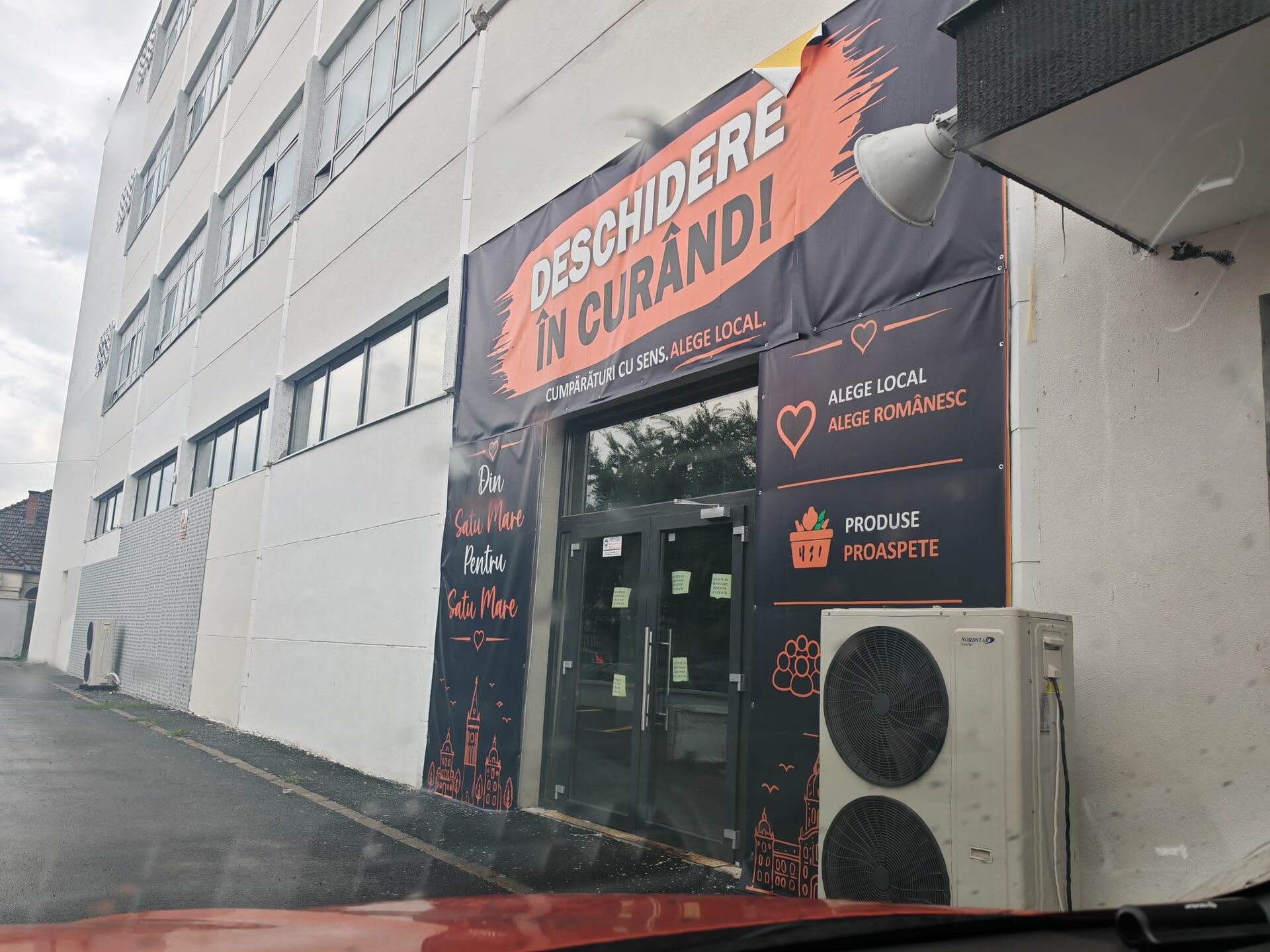 Noul magazin Derșidan în construcție pe malul Someșului, Satu Mare Noul magazin Derșidan în construcție pe malul Someșului, Satu Mare