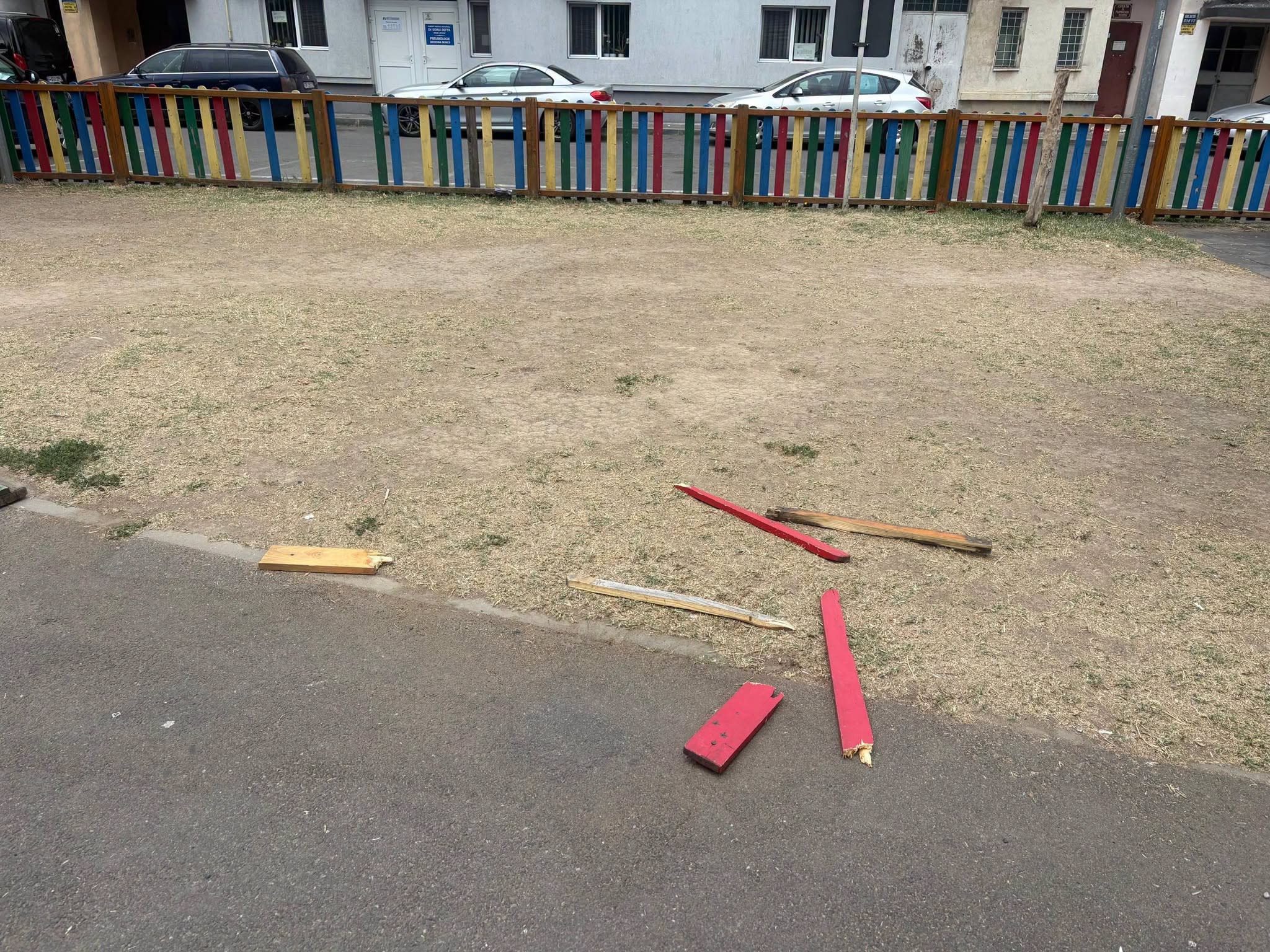 Locurile de joacă din Giurgiu, ținta vandaliilor: ce se repară azi, se distruge mâine, pe banii tuturor