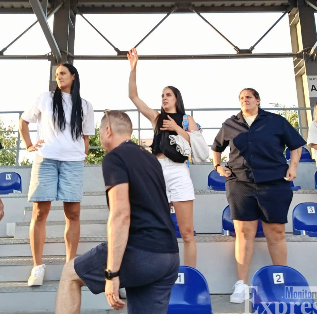 Handbaliste în tribune la meciul Corona Brașov - Olimpic Zărnești Handbaliste în tribune la meciul Corona Brașov - Olimpic Zărnești