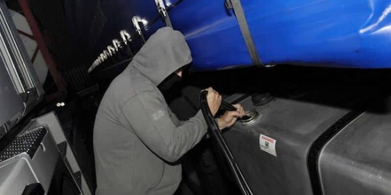 Polițist verificând rezervorul unui autoturism în Buzău Polițist verificând rezervorul unui autoturism în Buzău