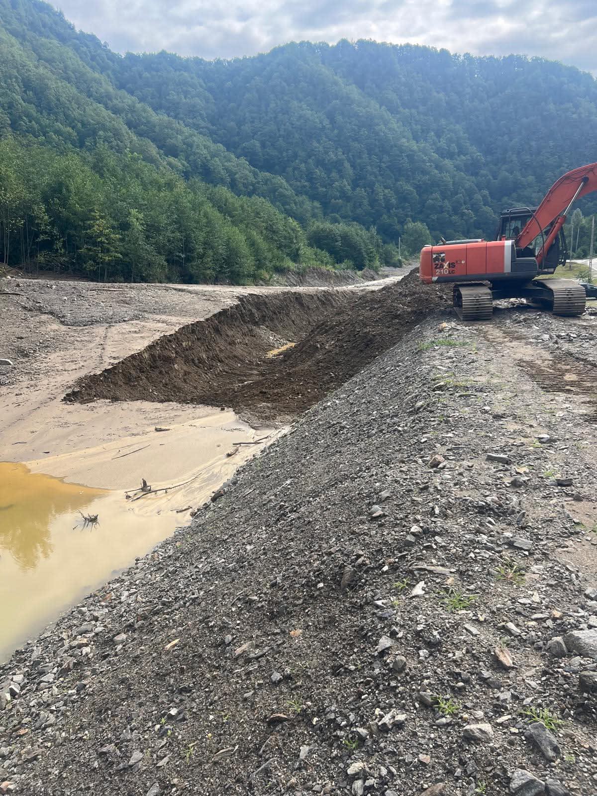 Intervenție de urgență pe DN 7A în Vâlcea, excavator și echipaj de poliție Intervenție de urgență pe DN 7A în Vâlcea, excavator și echipaj de poliție