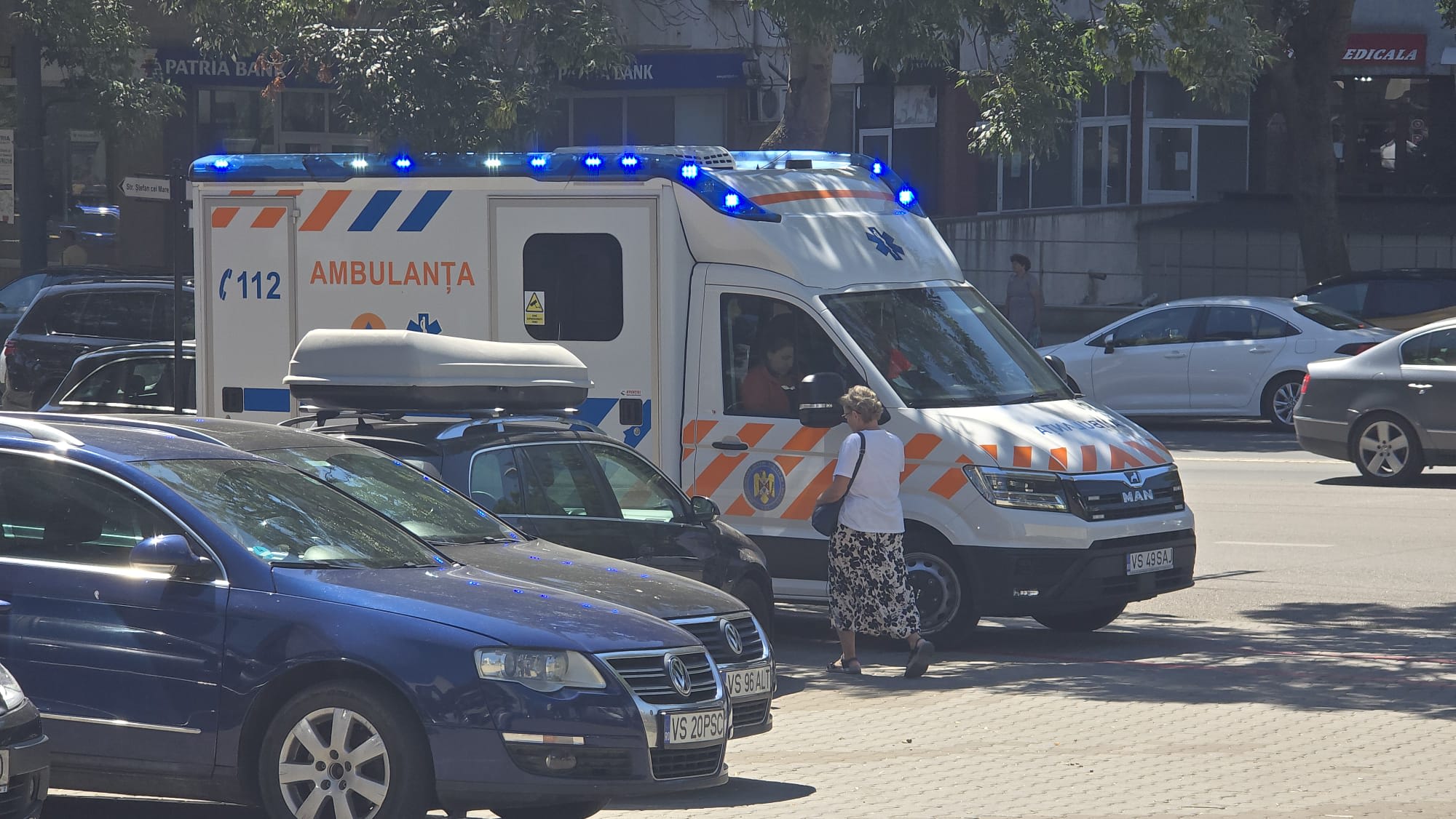 Echipaj medical intervenind pentru o femeie în sala de judecată Echipaj medical intervenind pentru o femeie în sala de judecată