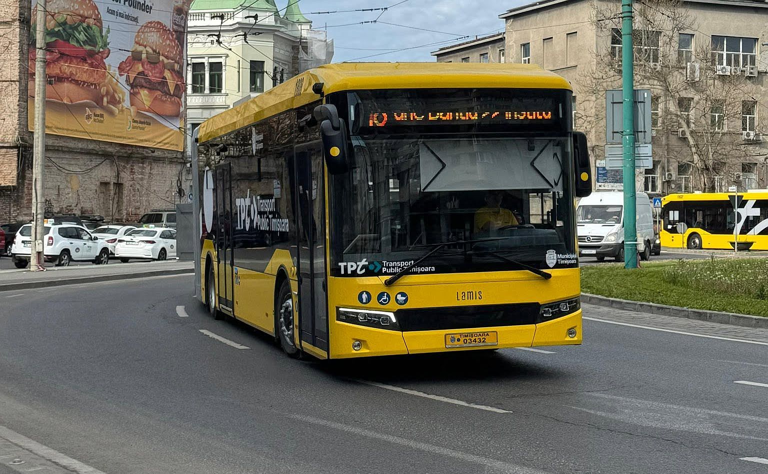 Autobuz electric modern circulând pe traseu în zona metropolitană Timișoara Autobuz electric modern circulând pe traseu în zona metropolitană Timișoara