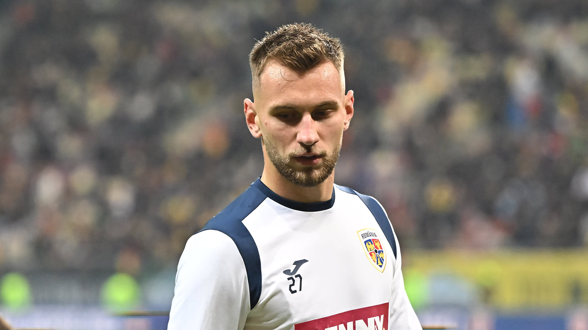 Fotbalist român Denis Drăguș în acțiune pe teren Fotbalist român Denis Drăguș în acțiune pe teren
