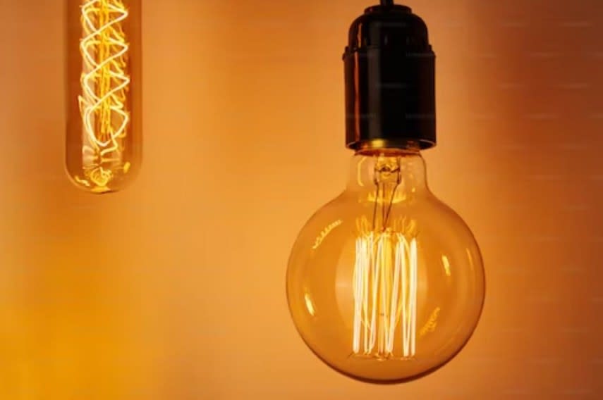 Echipe de muncitori electrici în timpul lucrărilor de mentenanță în Constanța Echipe de muncitori electrici în timpul lucrărilor de mentenanță în Constanța