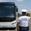 Autobuz de transport public fără asigurare RCA, polițiști verificând documente Autobuz de transport public fără asigurare RCA, polițiști verificând documente