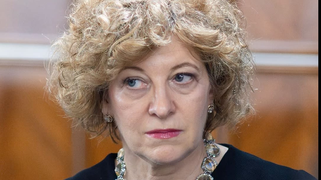 Oana Gheorghiu acuzând liderul PSD despre pozițiile în administrație Oana Gheorghiu acuzând liderul PSD despre pozițiile în administrație
