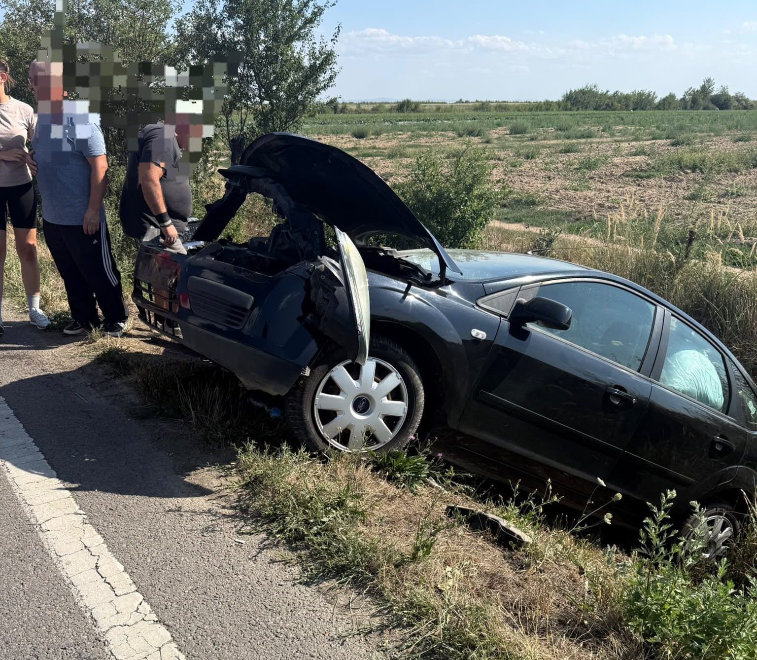 Echipaj de pompieri extrăgând o victimă din autoturismul avariat Echipaj de pompieri extrăgând o victimă din autoturismul avariat