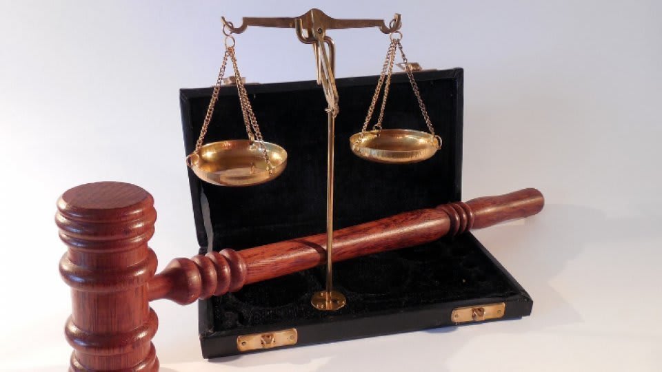 Celula de penitenciar cu gratii metalice și lumină slabă Celula de penitenciar cu gratii metalice și lumină slabă