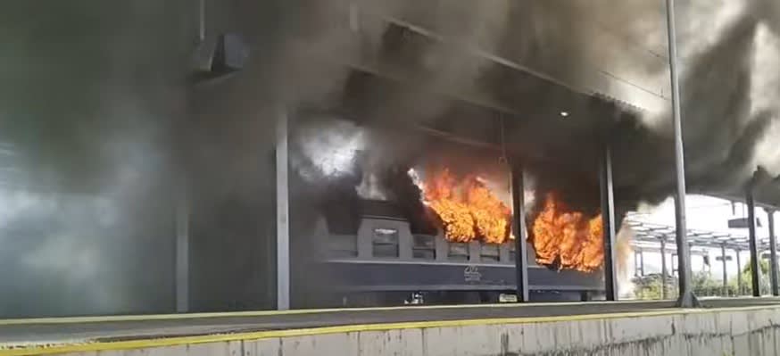 Pompieri în acțiune la trenul de călători din gara Ilteu, Arad Pompieri în acțiune la trenul de călători din gara Ilteu, Arad